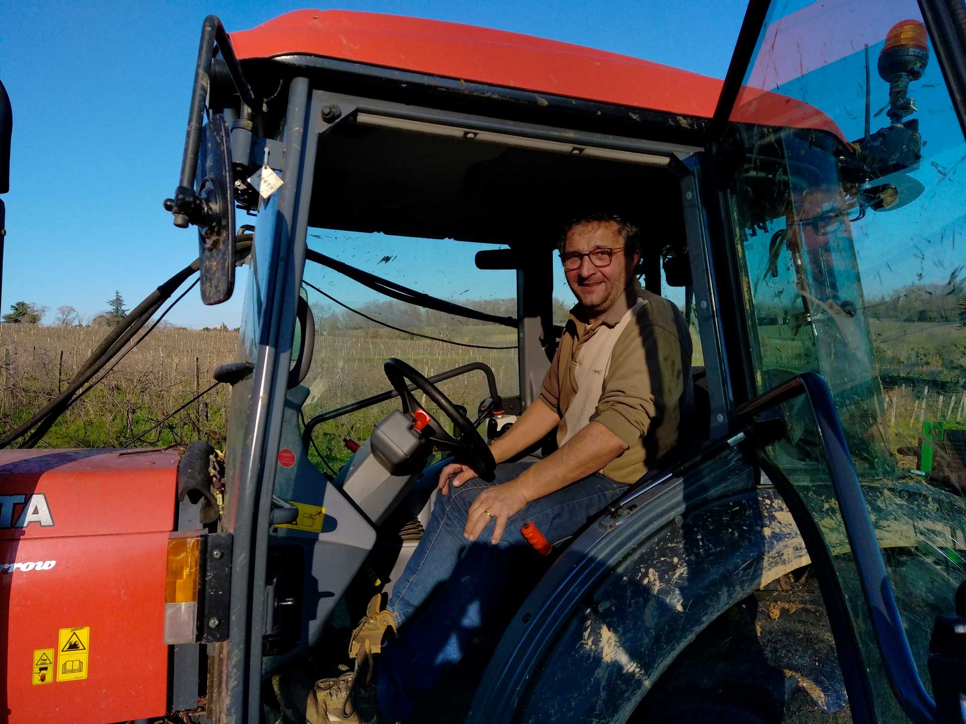 Jean-François sur son tracteur pour la pré-taille des sarments de vigne