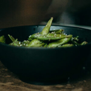 Poêlée de fèves mangetout et oignons nouveaux