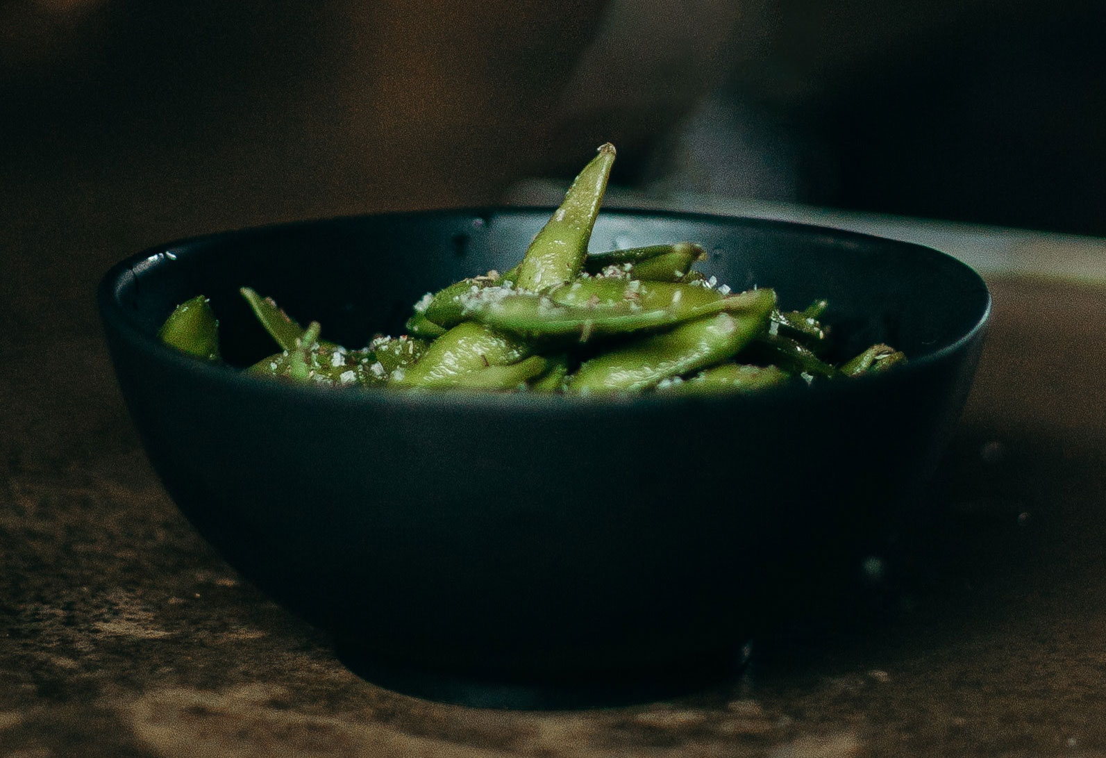 Poêlée de fèves mangetout et oignons nouveaux