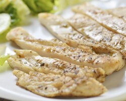 Emincé de poulet aux fanes d'oignons nouveaux