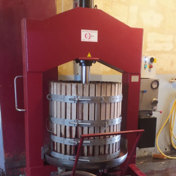 Etape n°2 : le pressurage - récupération du jus de raisin restant grâce à une presse exerçant jusqu'à 350 bar de pression ! Pressurage