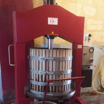 Etape n°2 : le pressurage - récupération du jus de raisin restant grâce à une presse exerçant jusqu'à 350 bar de pression ! Pressurage