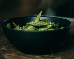 Poêlée de fèves mangetout et oignons nouveaux