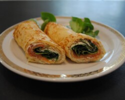 Crêpes fourrées à la fondue de poireaux, jambon et béchamel